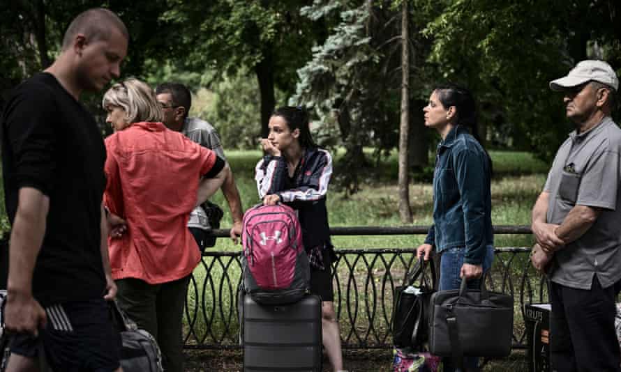 Russia-Ukraine war latest: Civilians urged to evacuate Sloviansk as bombing intensifies; Russia occupying 20% of Ukraine, says Zelenskiy – live | Ukraine 1 Residents wait as they evacuate the city of Sloviansk in the eastern Ukrainian region of Donbas on June 2, 2022.