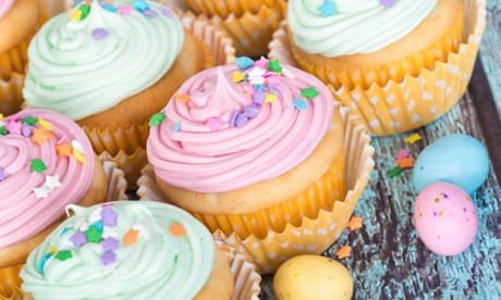 Black bear takes 60 cupcakes from US bakery, scaring staff
