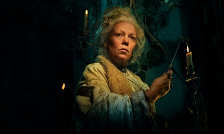 Olivia Colman como Miss Havisham en la versión de 2023 de Grandes esperanzas de la BBC.