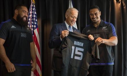 Joe Biden recibió su camiseta personal de rugby All Black de manos de Jerome Kaino y Charlie Fomoina, en Auckland en 2016.