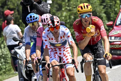 Jonas Gregaard Wilsly cools himself down, closely followed by Giulio Ciccone.