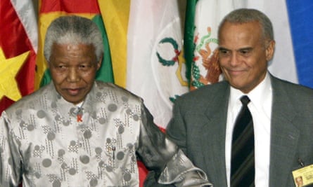 FILE PHOTO: HARRY BELAFONTE ESCORTS NELSON MANDELA AT UNITED NATIONS LUNCHEON.FILE PHOTO: Former South African President Nelson Mandela (L) is escorted back to his seat by Harry Belafonte the U.N. General Assembly Special Session on Children in New York, May 9, 2002. REUTERS/Mike Segar/File Photo