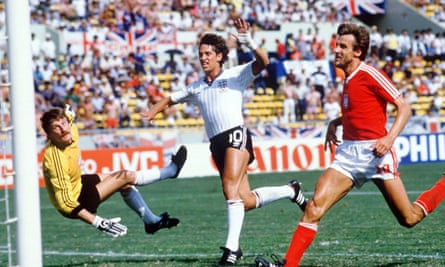 Gary Lineker anota para Inglaterra contra Polonia en la Copa del Mundo de 1986