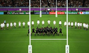 Los jugadores de Inglaterra observan mientras que los jugadores de Nueva Zelanda realizan el haka.