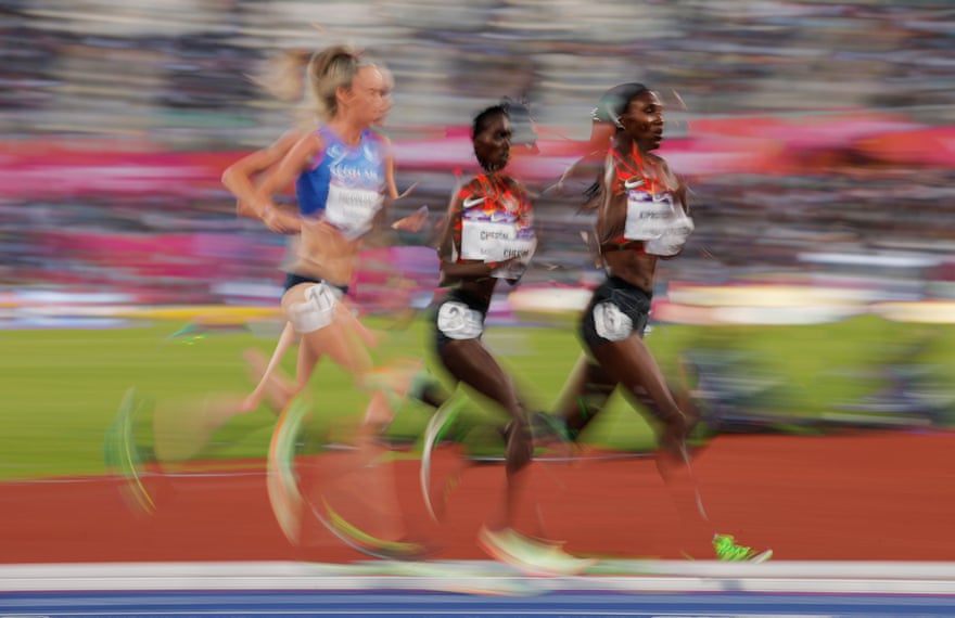 Eilish McColgan de Sctoland sigue a las kenianas Irene Cheptai y Sheila Kiprotich en la final femenina de 10.000 m.
