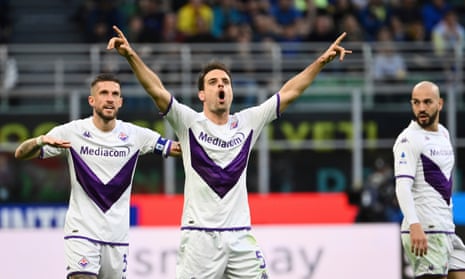 Giacomo Bonaventura celebrates after giving Fiorentina the lead at Internazionale.