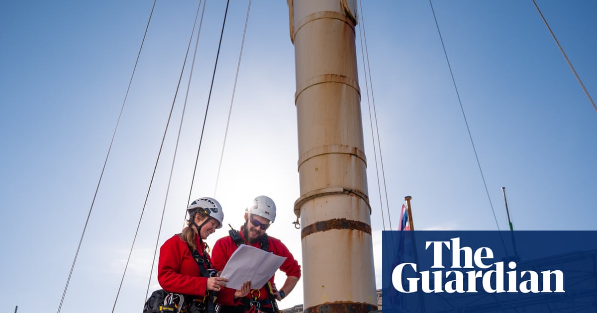 ‘Protected for another century’: experts lift 15-tonne foremast from HMS Victory ‘Protected for another century’: experts lift 15-tonne foremast from HMS Victory