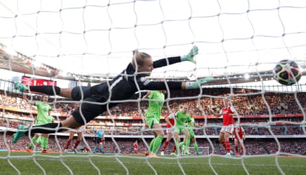 Jen Beattie menyundul gol ke-2 Arsenal selama pertandingan leg ke-2 semifinal Liga Champions UEFA antara Arsenal Wanita dan VfL Wolfsburg Wanita di Stadion Emirates.