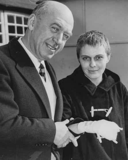 Otto Preminger and Jean Seberg, sporting an injury during the filming of Saint Joan, in 1957.