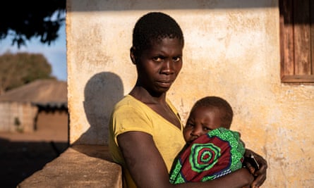 Afonsina Mulkiwa avec son bébé dans un centre de santé de la province de Niassa, au Mozambique.