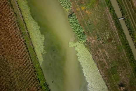 Una vista aérea de lo que parece ser agua contaminada.