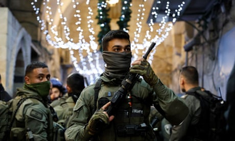 Israeli border police taking position near al-Aqsa mosque.