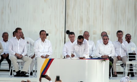 Timoleón Jiménez signs the final peace agreement between the Colombian government and the Farc in Cartagena on 26 Sept.