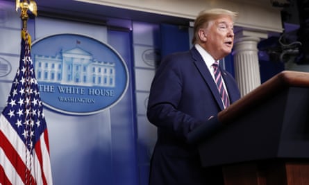 Le président Donald Trump suggère lors d'une conférence de presse à la Maison Blanche que le désinfectant guérit le Covid le 23 avril 2020