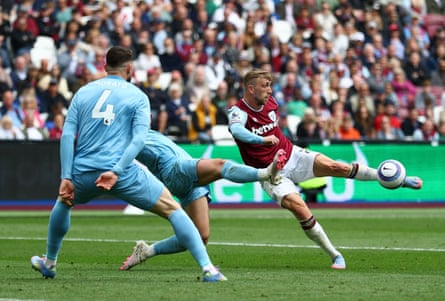 West Ham’s Jarrod Bowen scores against Nottingham Forest on 18 May 2025.