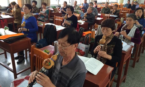 Students study the flute at the University of the Aged in Rudong