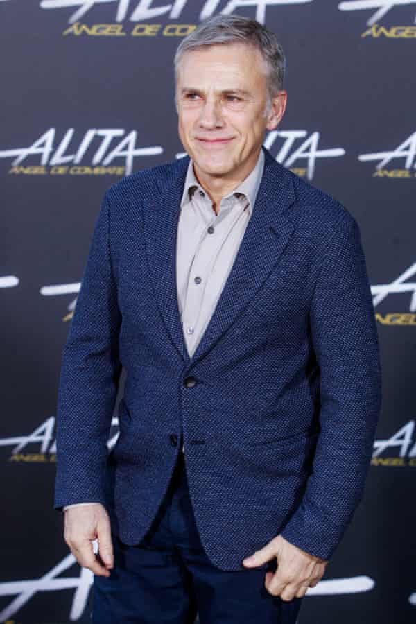 Gwiazda Bonda Christoph Waltz nosi kurtkę i się uśmiecha