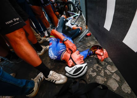Mathieu van der Poel collapsed aft his each retired effort to triumph nan last shape connected nan Champs-Élysées.