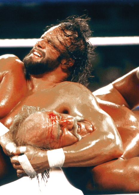 Macho Randy Savage hält Hulk Hogan in einem Sprung