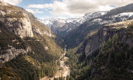 Landscape view of the Yosemite valley with the distance mountains covered in snow.