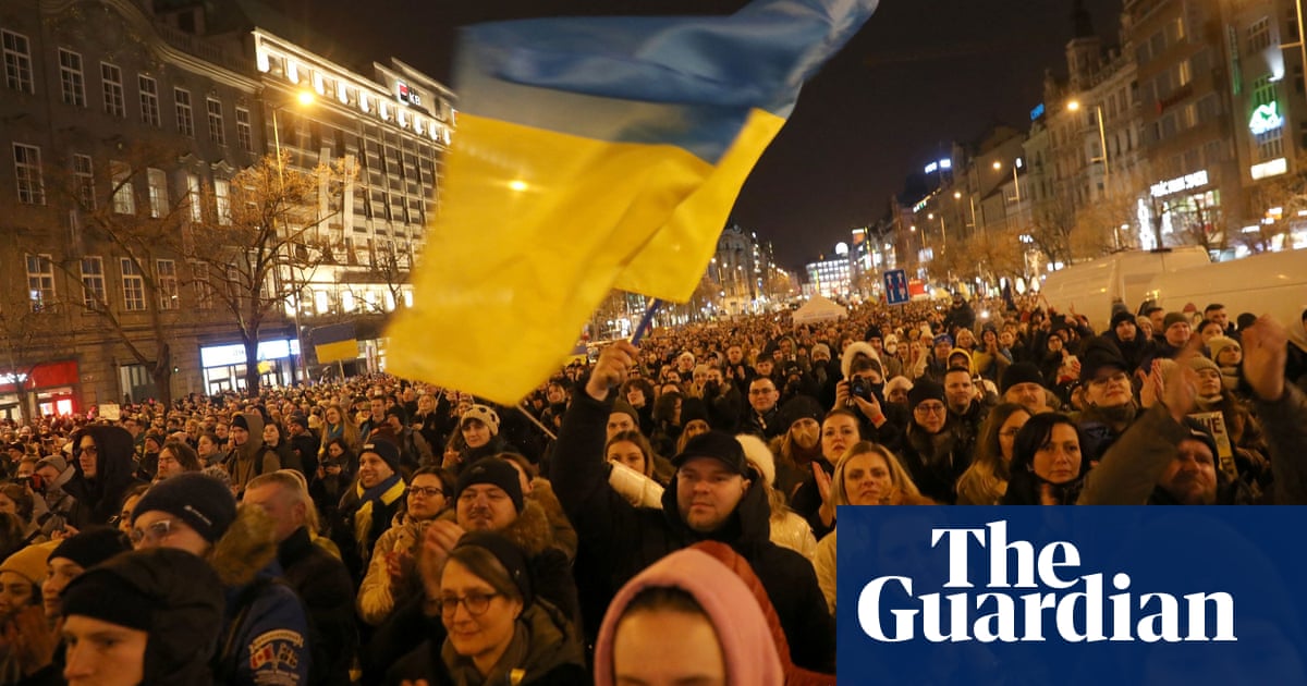 Cheers erupt as Ukraine president addresses huge protest in Prague via video link – video