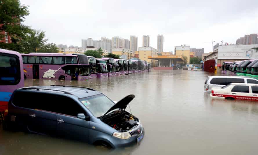 As águas da enchente inundaram carros em Zhengzhou.