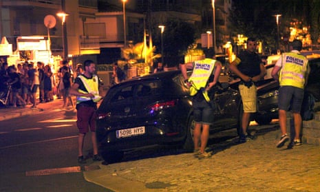 Officers inspect a car close to Paseo Maritimo in Cambrils .