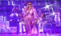 Beyoncé performing in Chicago