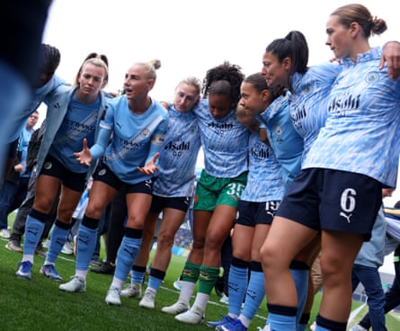 Alex Greenwood gives a pre-match team talk to her Manchester City teammates