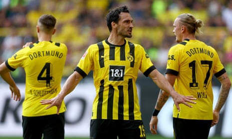 Mats Hummels tries to regroup the Dortmund defence amid Werder Bremen’s late onslaught on Saturday.
