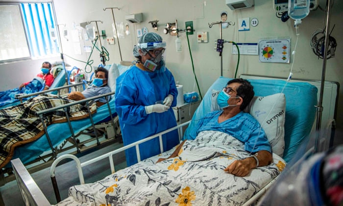 A health professional assists a Covid-19 patient in the Intensive Care Unit of the Alberto Sabogal Sologuren Hospital, in Lima, on December 11, 2020.