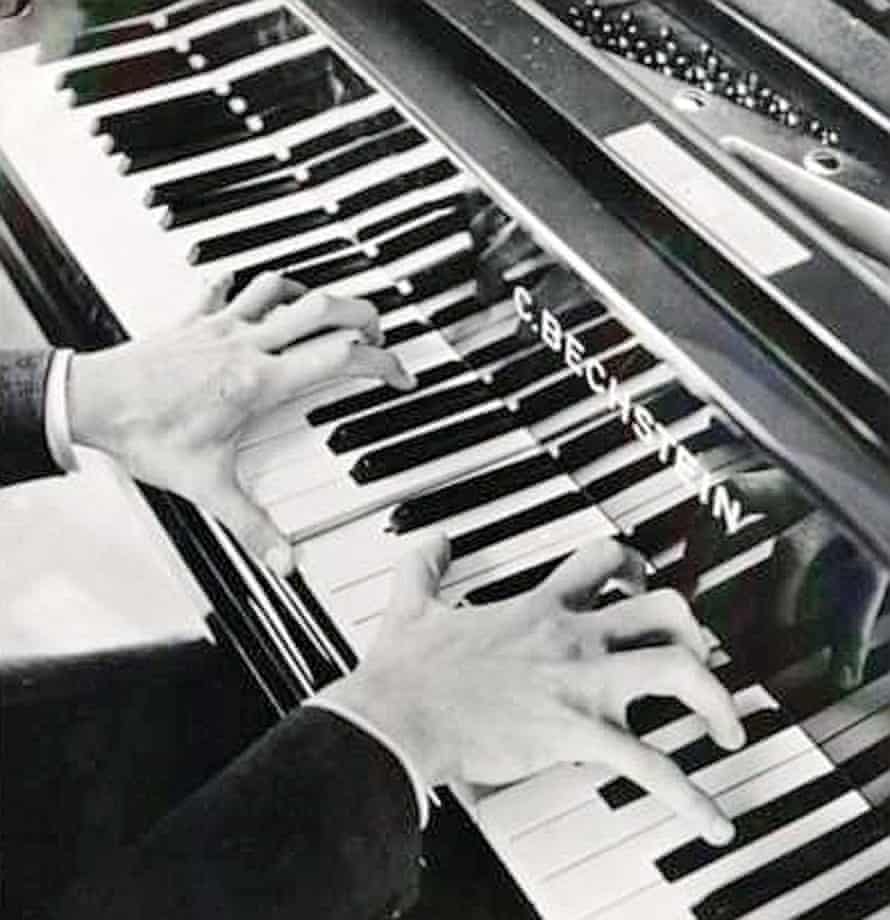 La mano de Dino Lipati en el teclado