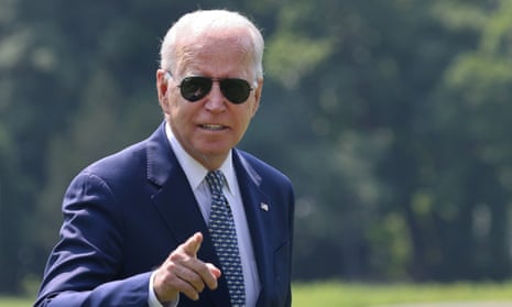 FILE PHOTO: U.S. President Biden arrives at the White House in Washington<br>FILE PHOTO: U.S. President Joe Biden gestures towards members of the media as he arrives at the White House following a stay in Delaware, in Washington, U.S., August 10, 2021. REUTERS/Evelyn Hockstein/File Photo