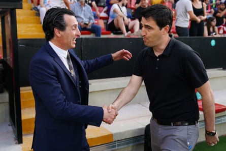 Unai Emery ve Andoni Iraola, Rayo Vallecano ve Villarreal Mayıs 2022'de buluştuğunda el sıkışıyor