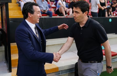Andoni Iraola and Unai Emery shake hands before the La Liga match between Rayo Vallecano and Villarreal on 12 May 2022 in Madrid