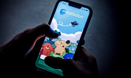 Logo layanan microblogging terdistribusi App Mastodon ditampilkan di smartphone pada 14 November 2022 di Berlin, Jerman.