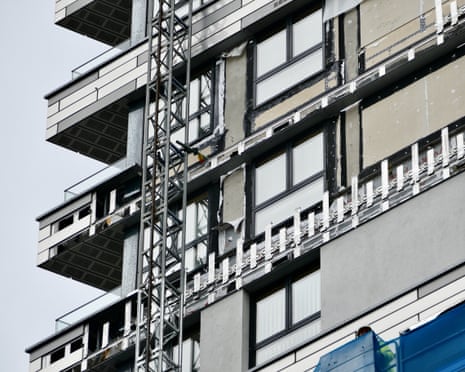Potentially unsafe cladding being removed from an apartment block in the town centre of Reading after replacement plans were given the all-clear.