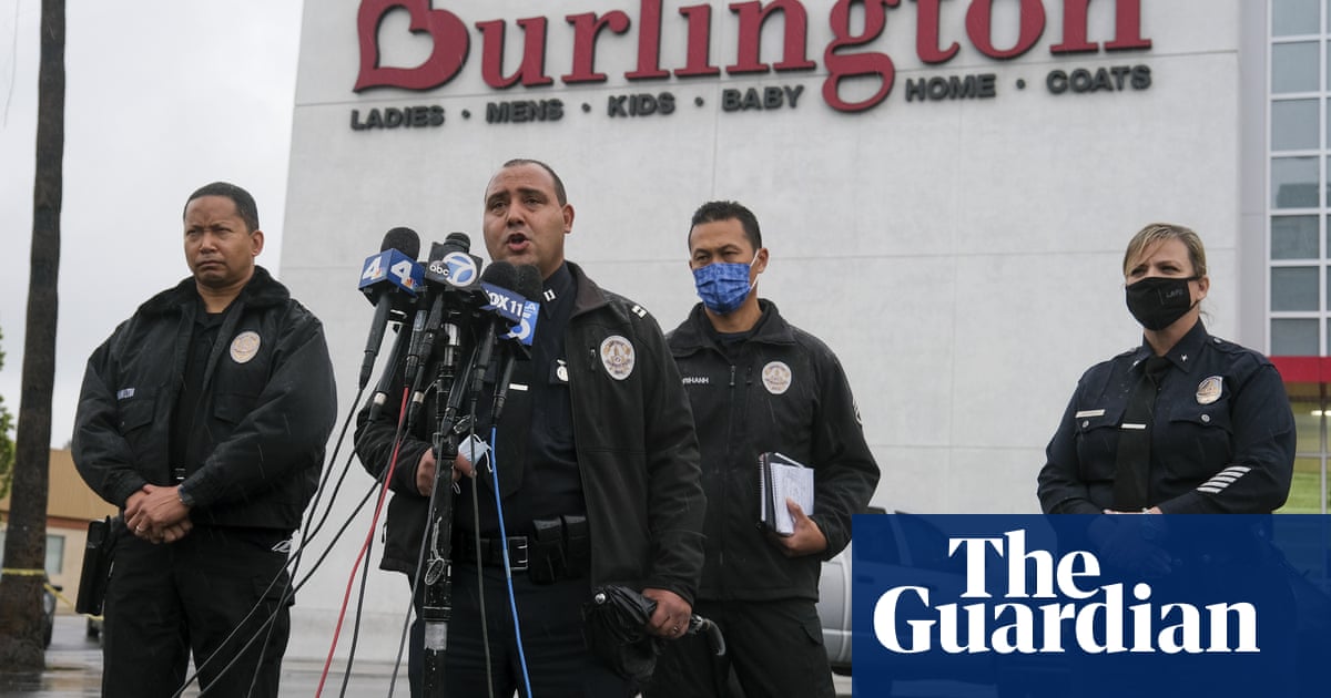Los Angeles police kill girl, 14, when firing at suspect in clothing store