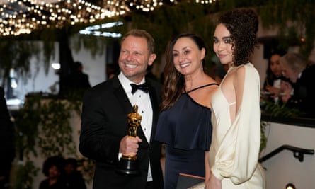 Richard Baneham después de recibir un Oscar en los Premios de la Academia.