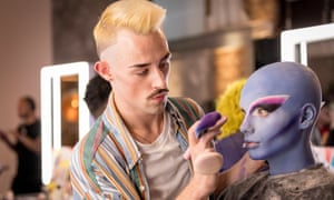 maquilleuse James dans Glow Up.
