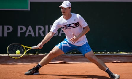 Miomir Kecmanovic dari Serbia di lapangan di Roland Garros