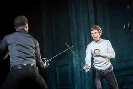Benedict Cumberbatch como Hamlet y Kobna Holdbrook-Smith como Laertes en el Barbican de Londres.