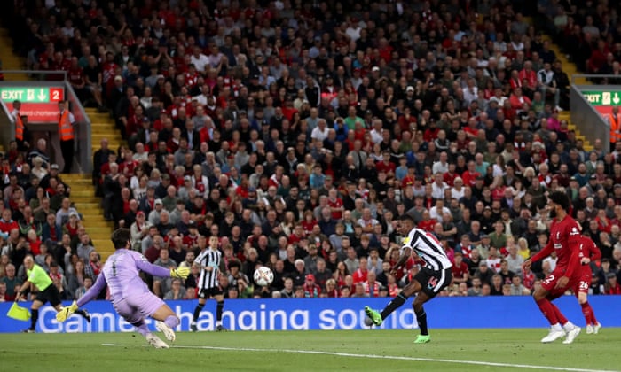 Alexander Isak frappe le ballon à la maison pour donner l'avantage à Newcastle United.