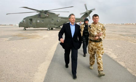 Blair arrives at Basra airport in Iraq, December 2004