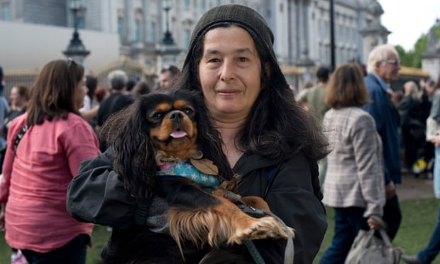 Estelle Isaacs avec son épagneul Cavalier King Charles, Twiggy