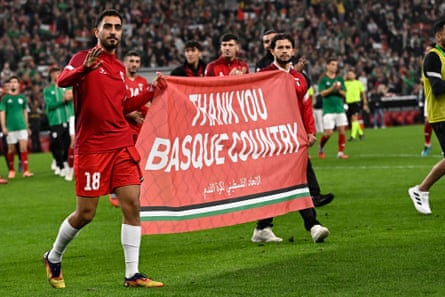 Ali Rabaei carries a banner reading ‘thank you Basque Country’ as he and teammates acknowledge the fans at the end.
