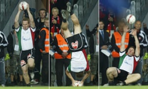 Thomas Grønnemark attempts, without success on this occasion, to set a world record for a long throw at Denmark’s game against Spain in August 2008.