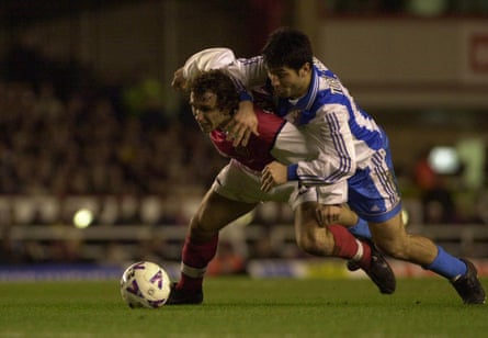 Turu Flores grapples with Arsenal’s Gilles Grimandi during their 2000 Uefa Cup match in north London.