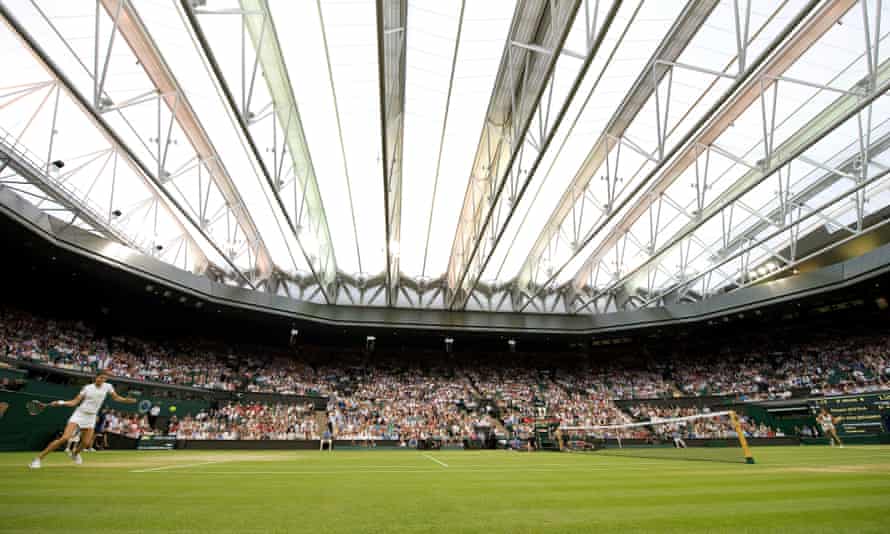 Dinara Safina (links) und Amélie Mauresmo spielen 2009 den allerersten Punkt unter dem Dach des Centre Court