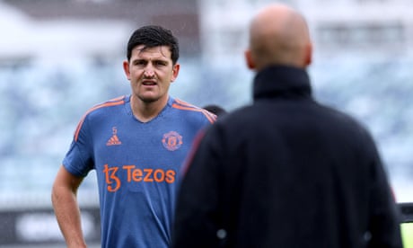 Harry Maguire habla con el entrenador del Manchester United, Erik ten Hag, en una sesión de entrenamiento en Perth el jueves.
